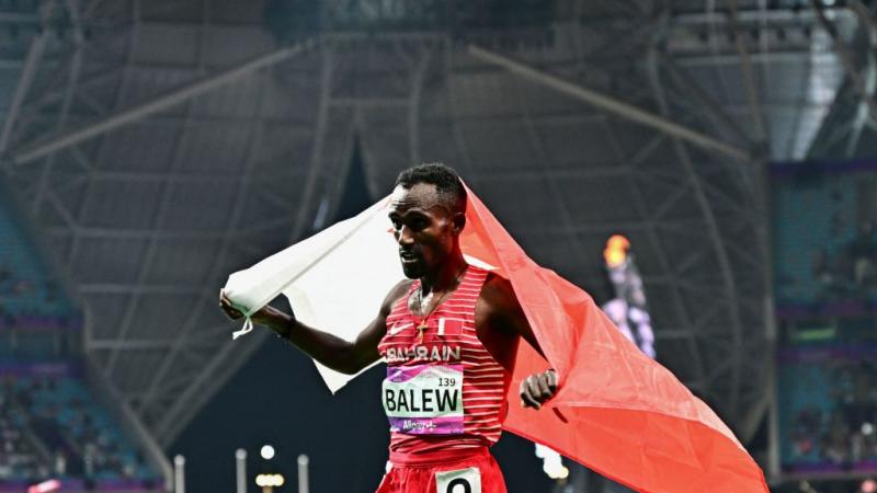 توج العداء البحريني برهانو بالو بالميدالية الذهبية في سباق 10 آلاف متر 