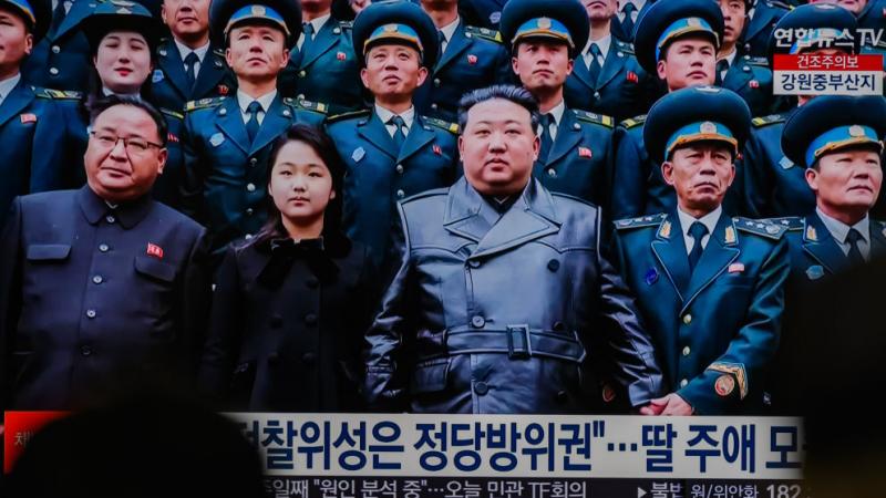 من بث التلفزيون الرسمي الكوري الشمالي لاحتفال إطلاق القمر الصناعي التجسسي
