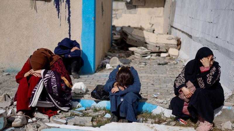 10 شهداء بينهم أطفال وعدد من الجرحى في قصف الاحتلال على منزل في مخيم النصيرات - رويترز