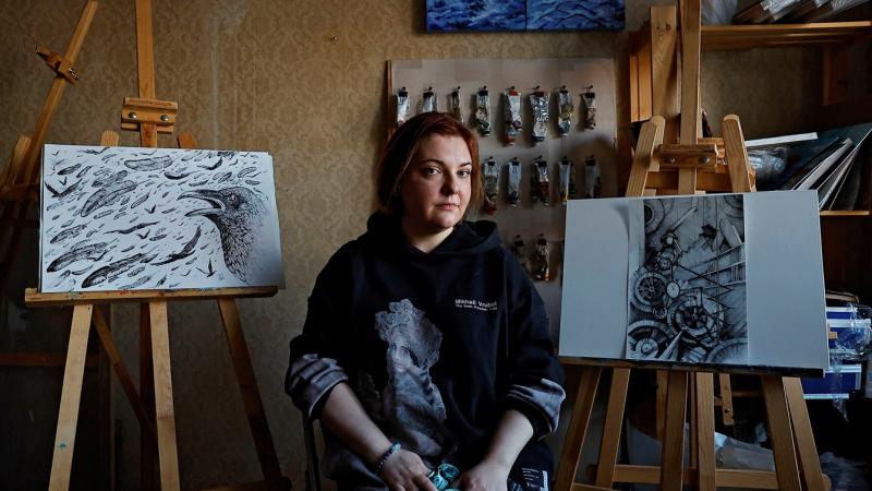وجدت الفنانة الروسية أليونا كازينسكايا نفسها محاصرة في أعنف هجوم على روسيا منذ 20 عامًا