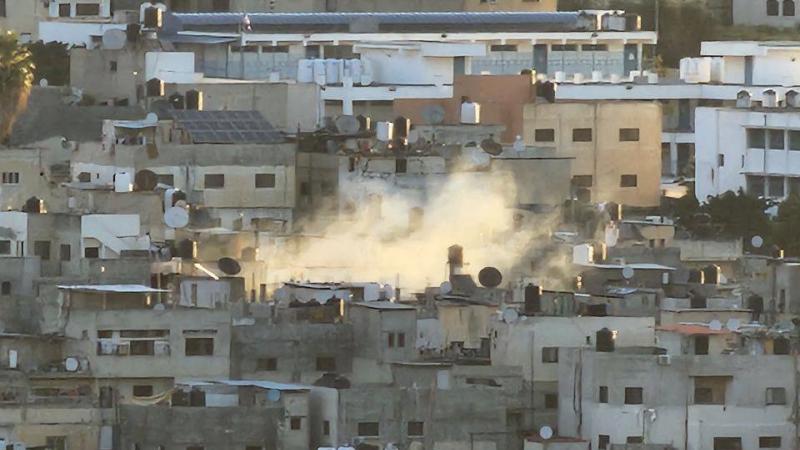 دخان متصاعد من شوارع مخيم الفارعة خلال اقتحامه من قوات الاحتلال فجرًا
