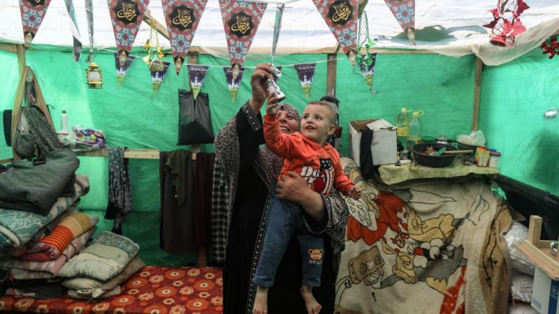 الزينة في خيمة بدلا من المنزل بقطاع غزة