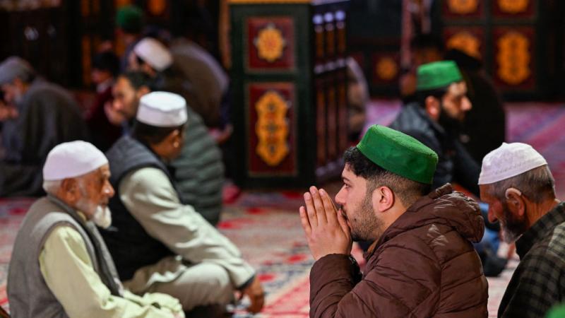 يمارس تقليد "جاند رات" أو "ليلة القمر" المسلمون في بنغلاديش والهند وباكستان - غيتي