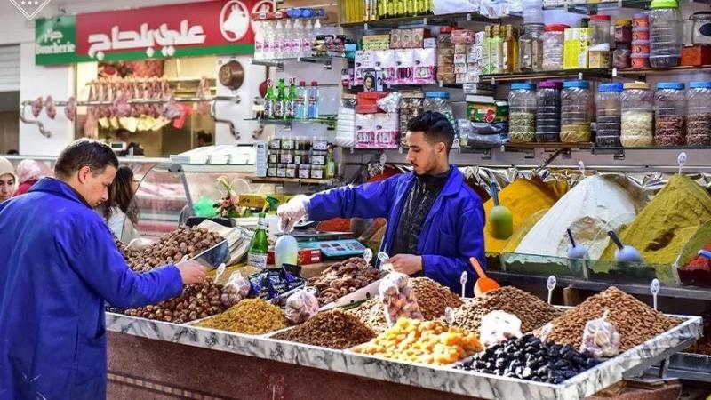 يُسدد متطوعون مغاربة ديون الفقراء في المحال التجارية خلال رمضان