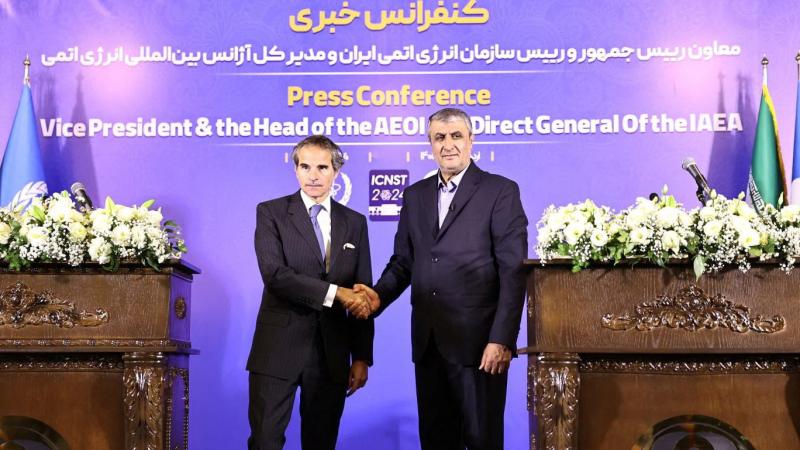 المدير العام للوكالة الدولية للطاقة الذرية رافائيل غروسي ورئيس منظمة الطاقة الذرية الإيرانية محمد إسلامي