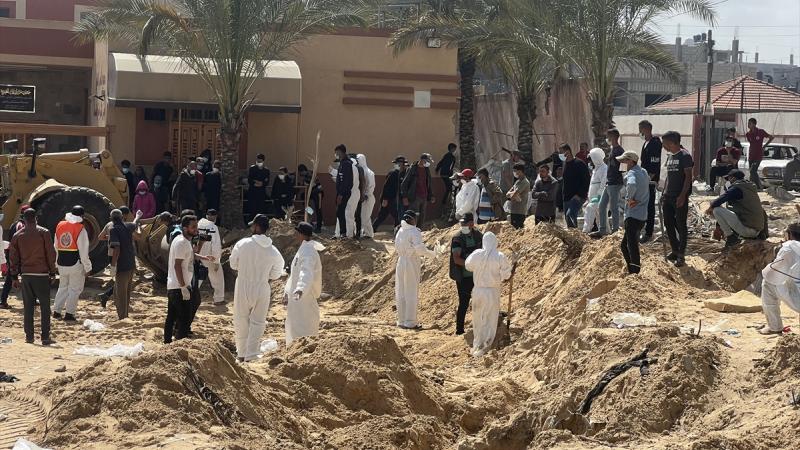 تستمر عمليات البحث عن شهداء دفنهم الاحتلال في مجمع ناصر الطبي بخانيونس